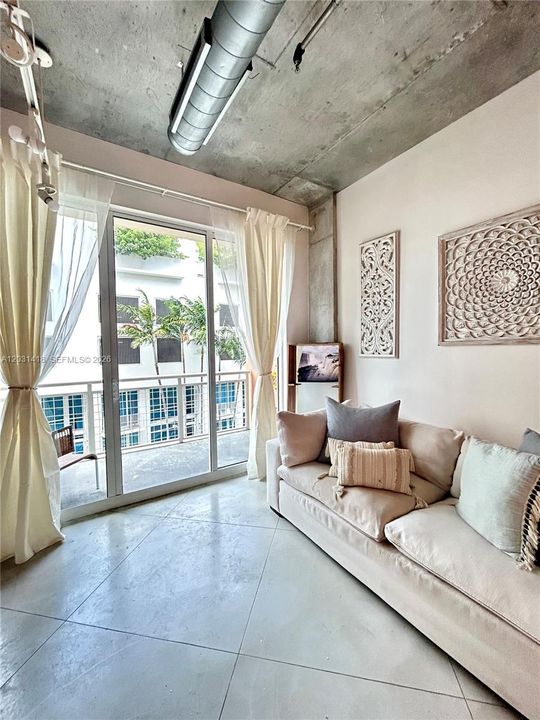 For Sale: $355,000 (1 beds, 1 baths, 707 Square Feet)