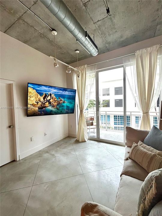For Sale: $355,000 (1 beds, 1 baths, 707 Square Feet)