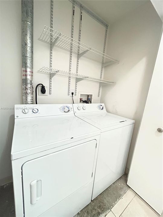 For Sale: $355,000 (1 beds, 1 baths, 707 Square Feet)