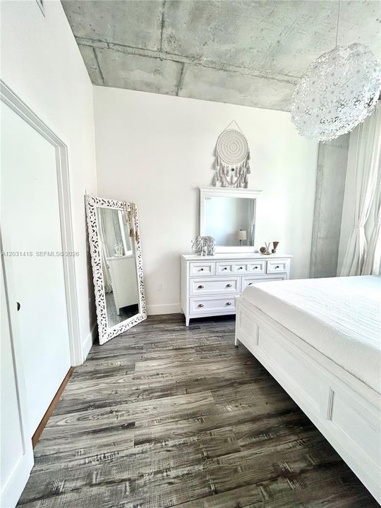 For Sale: $355,000 (1 beds, 1 baths, 707 Square Feet)