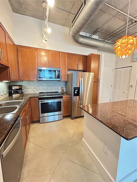 For Sale: $355,000 (1 beds, 1 baths, 707 Square Feet)