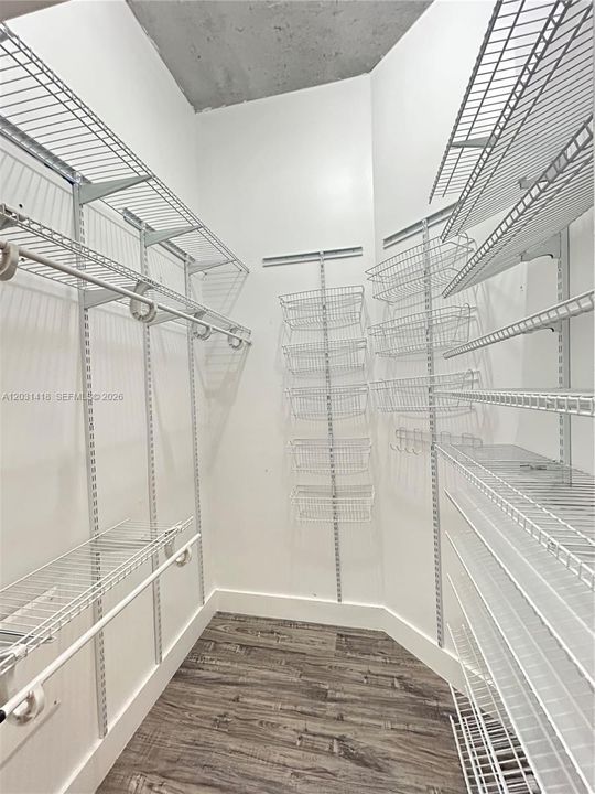 For Sale: $355,000 (1 beds, 1 baths, 707 Square Feet)