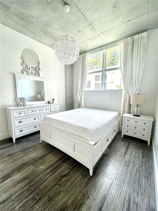 For Sale: $355,000 (1 beds, 1 baths, 707 Square Feet)