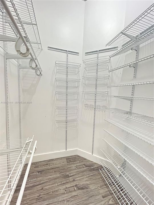 For Sale: $355,000 (1 beds, 1 baths, 707 Square Feet)