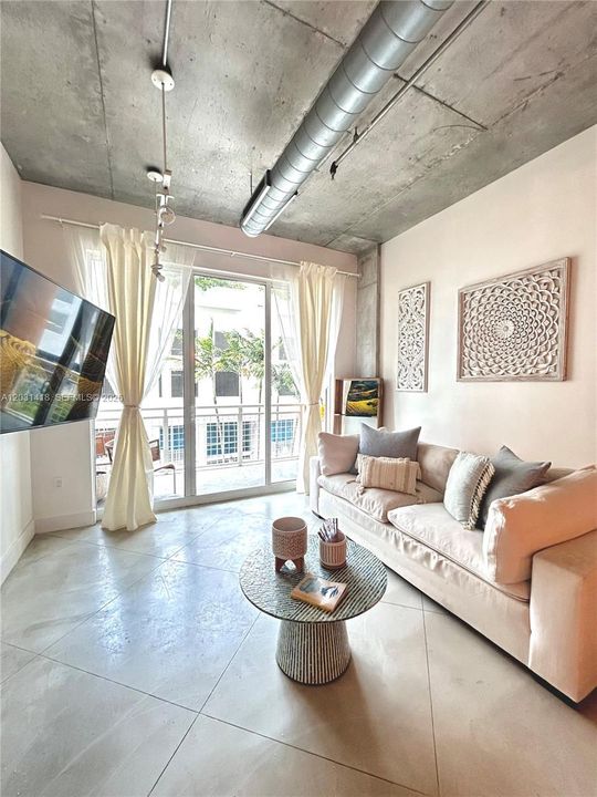 For Sale: $355,000 (1 beds, 1 baths, 707 Square Feet)