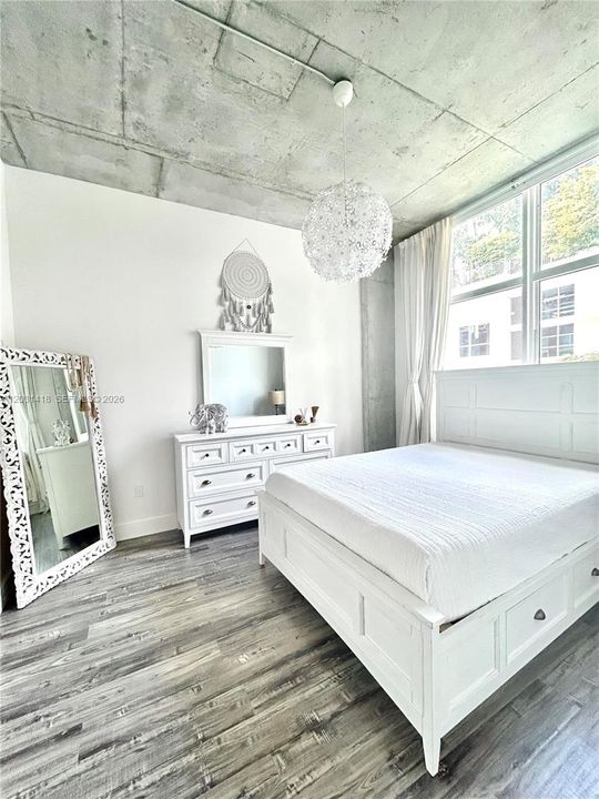 For Sale: $355,000 (1 beds, 1 baths, 707 Square Feet)