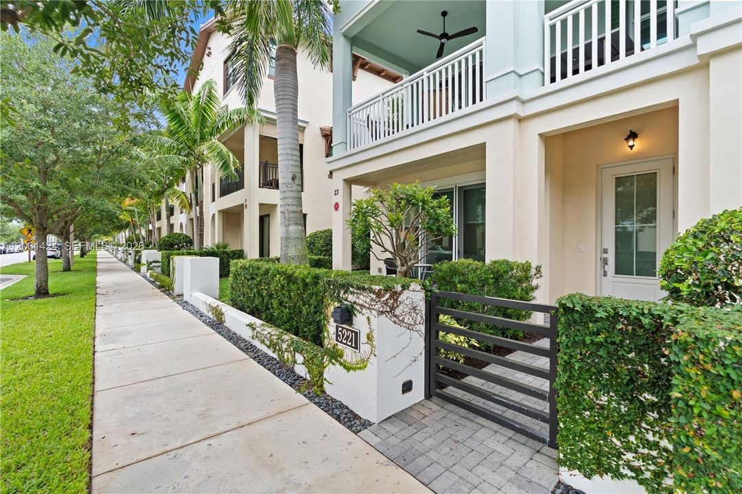 For Sale: $879,000 (3 beds, 3 baths, 2252 Square Feet)