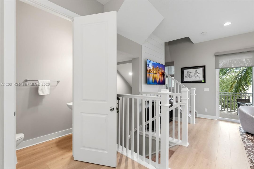 For Sale: $879,000 (3 beds, 3 baths, 2252 Square Feet)
