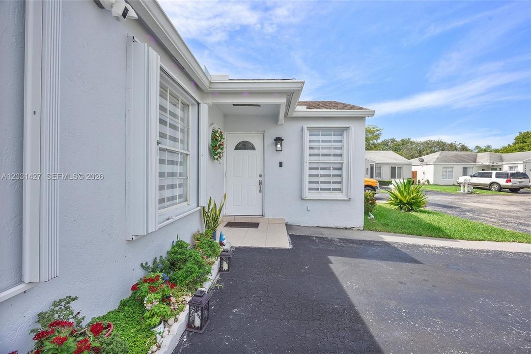 For Sale: $600,000 (3 beds, 2 baths, 1369 Square Feet)
