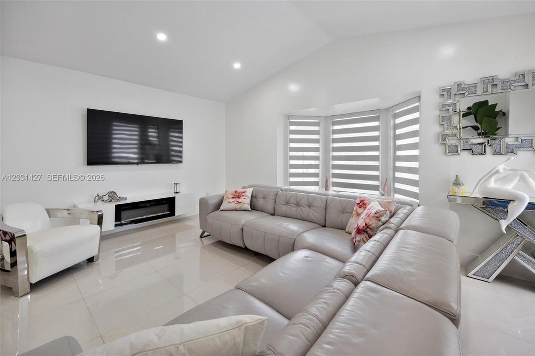 For Sale: $600,000 (3 beds, 2 baths, 1369 Square Feet)