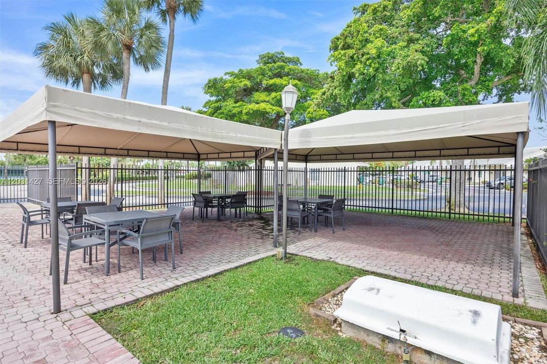 For Sale: $600,000 (3 beds, 2 baths, 1369 Square Feet)