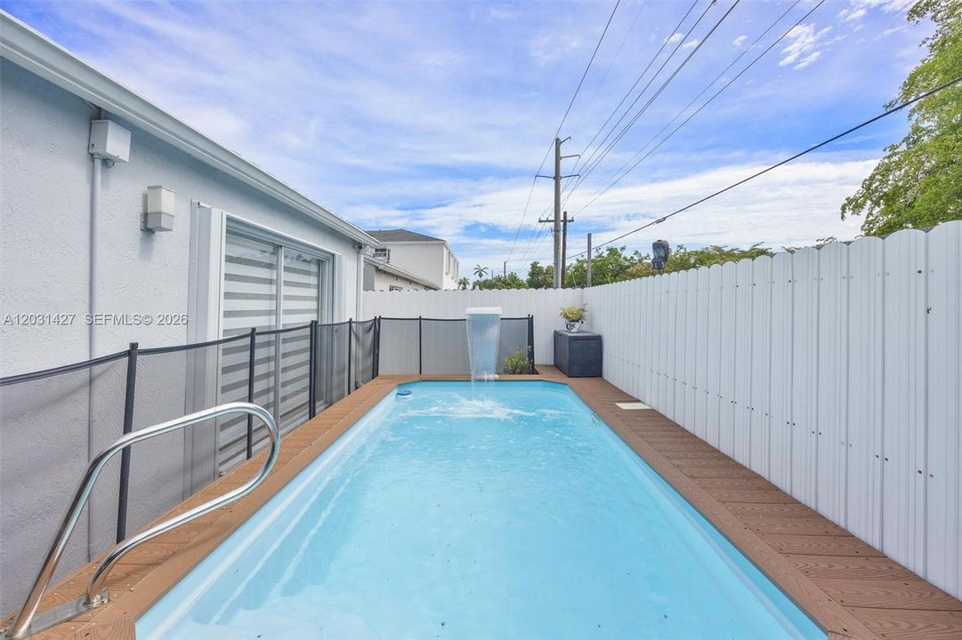 For Sale: $600,000 (3 beds, 2 baths, 1369 Square Feet)