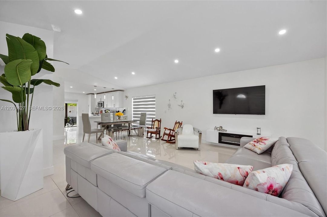 For Sale: $600,000 (3 beds, 2 baths, 1369 Square Feet)