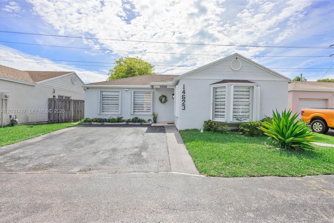 For Sale: $600,000 (3 beds, 2 baths, 1369 Square Feet)