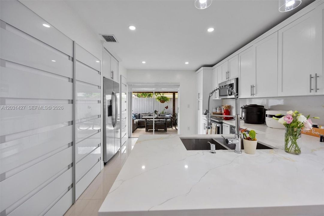 For Sale: $600,000 (3 beds, 2 baths, 1369 Square Feet)