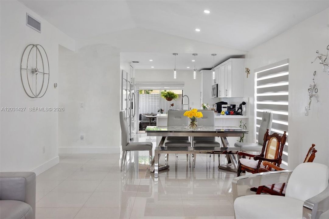For Sale: $600,000 (3 beds, 2 baths, 1369 Square Feet)