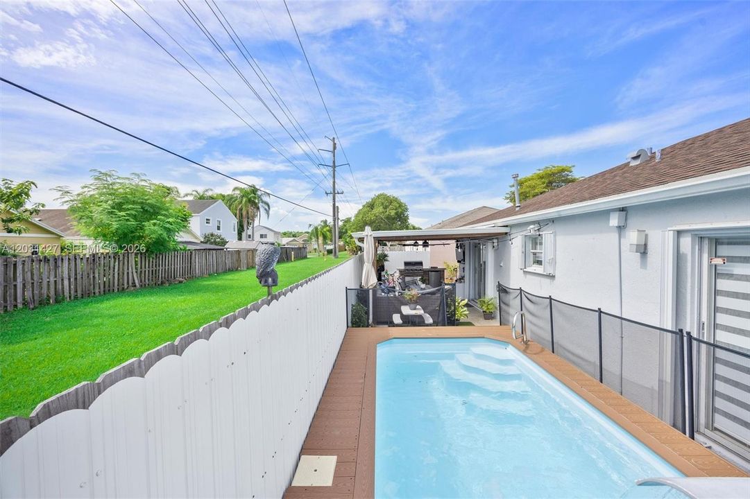 For Sale: $600,000 (3 beds, 2 baths, 1369 Square Feet)