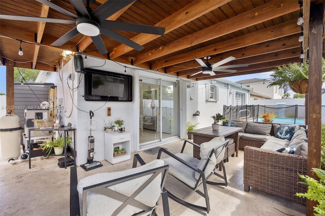 For Sale: $600,000 (3 beds, 2 baths, 1369 Square Feet)