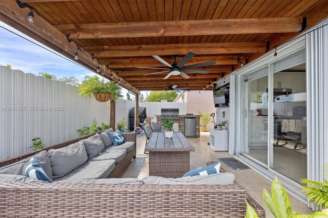 For Sale: $600,000 (3 beds, 2 baths, 1369 Square Feet)