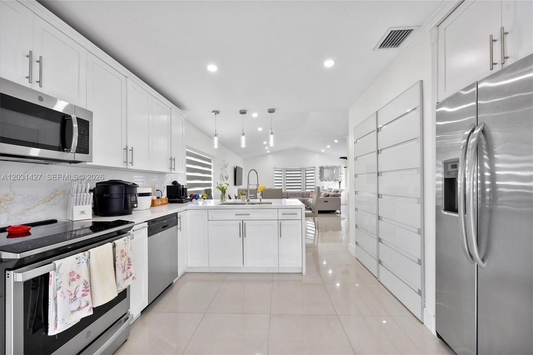 For Sale: $600,000 (3 beds, 2 baths, 1369 Square Feet)
