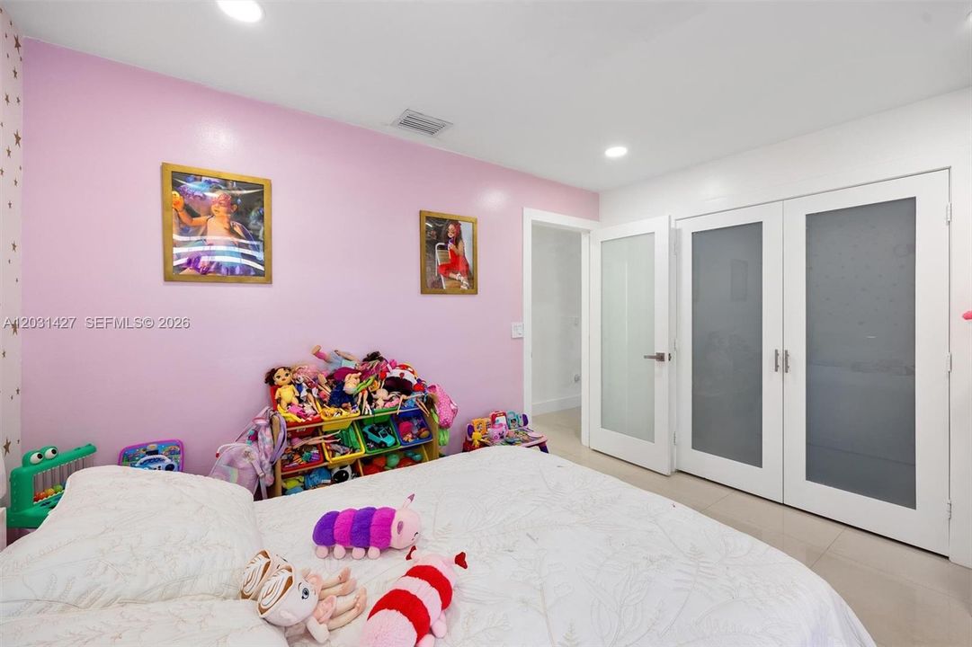 For Sale: $600,000 (3 beds, 2 baths, 1369 Square Feet)