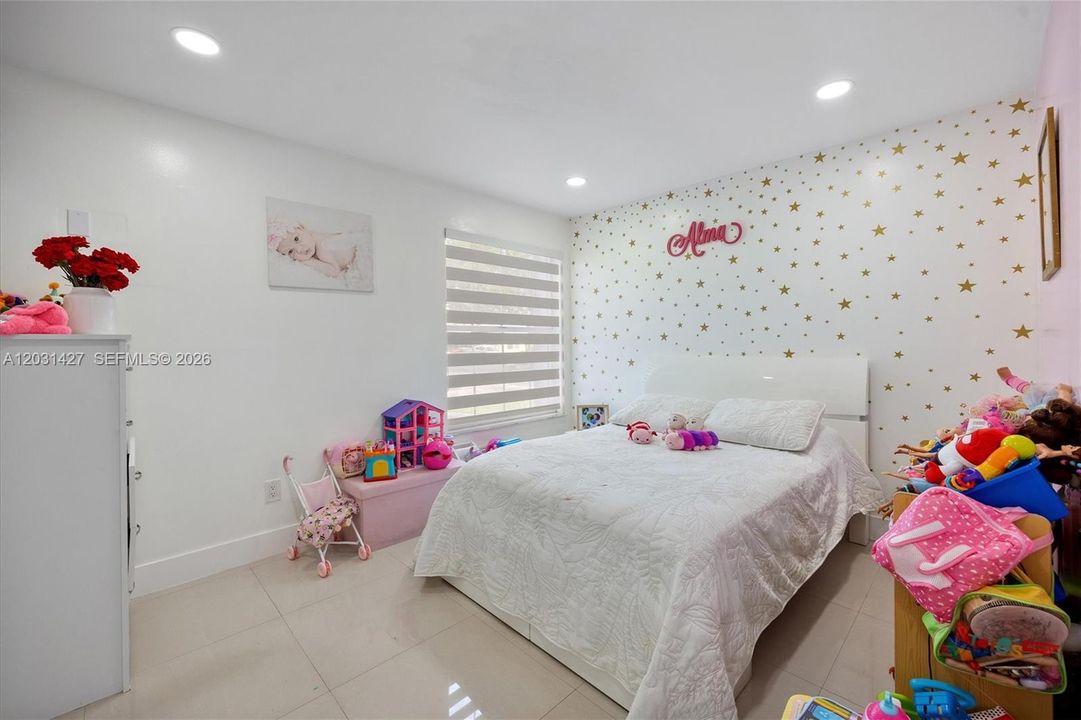 For Sale: $600,000 (3 beds, 2 baths, 1369 Square Feet)