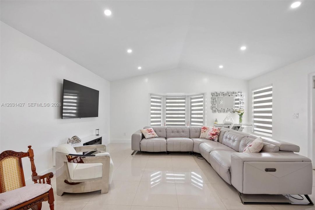 For Sale: $600,000 (3 beds, 2 baths, 1369 Square Feet)