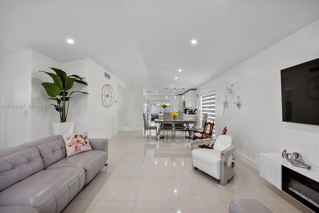 For Sale: $600,000 (3 beds, 2 baths, 1369 Square Feet)