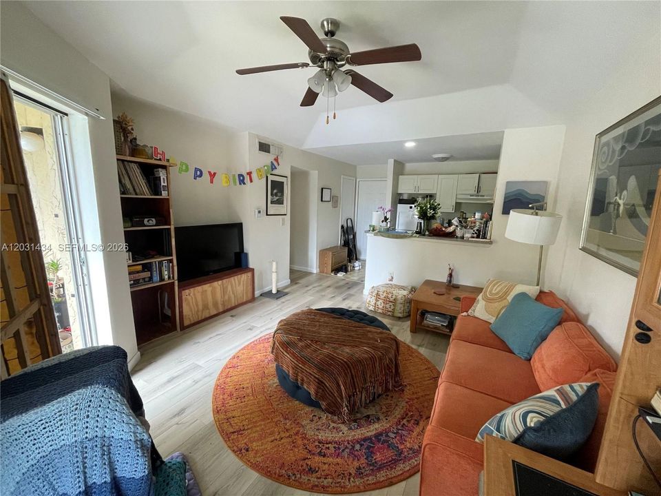 For Sale: $159,000 (1 beds, 1 baths, 533 Square Feet)