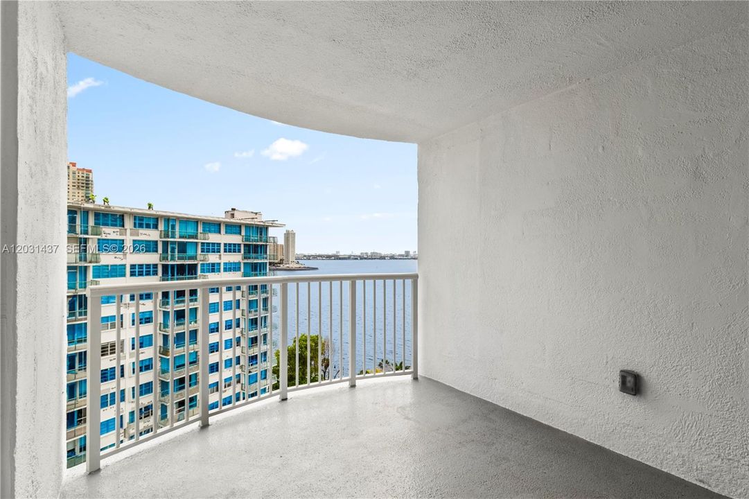 For Sale: $575,000 (2 beds, 2 baths, 1227 Square Feet)