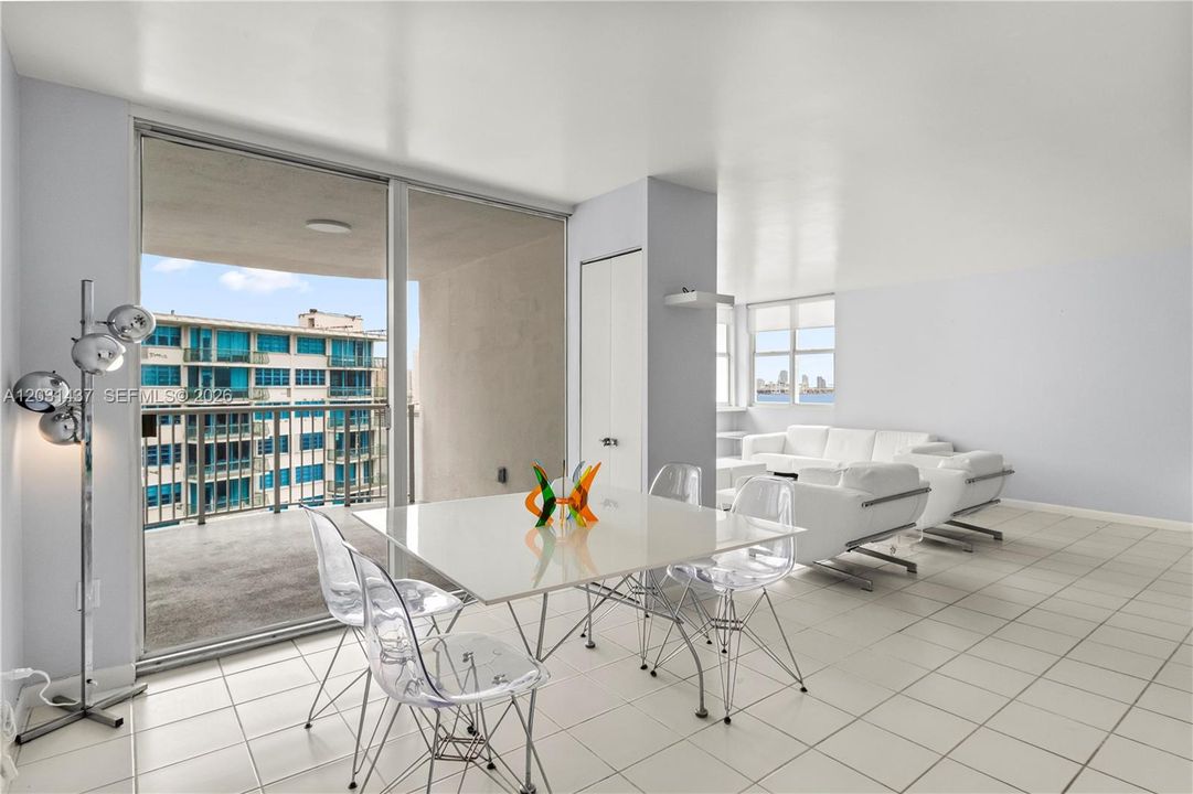 For Sale: $575,000 (2 beds, 2 baths, 1227 Square Feet)