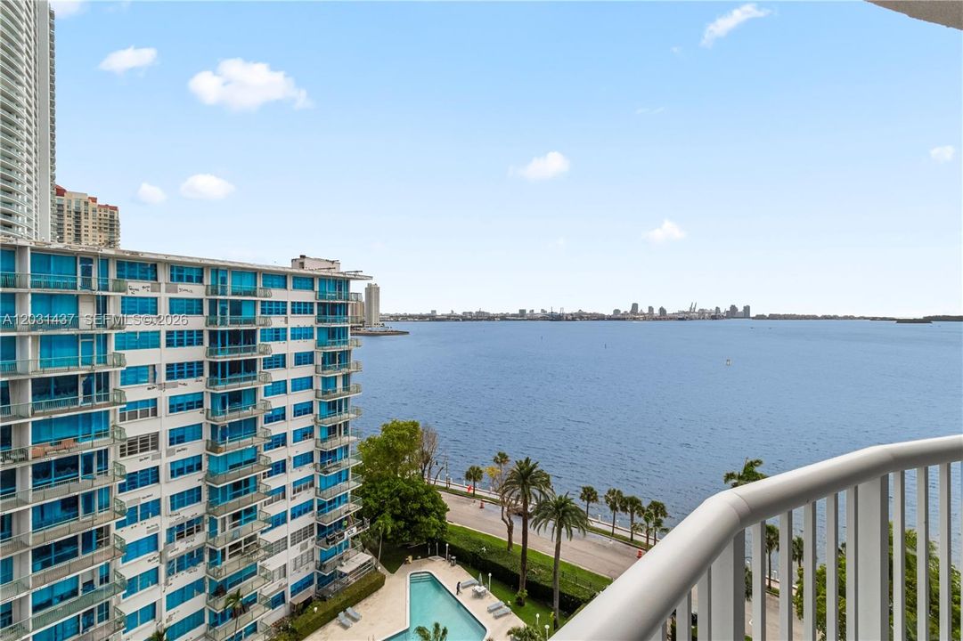 For Sale: $575,000 (2 beds, 2 baths, 1227 Square Feet)