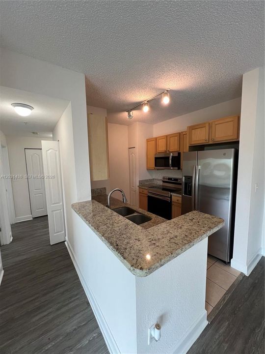 For Rent: $2,800 (2 beds, 1 baths, 842 Square Feet)