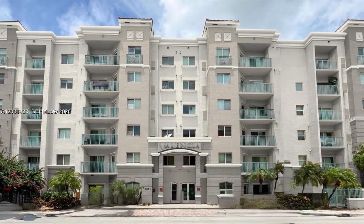 For Rent: $2,800 (2 beds, 1 baths, 842 Square Feet)