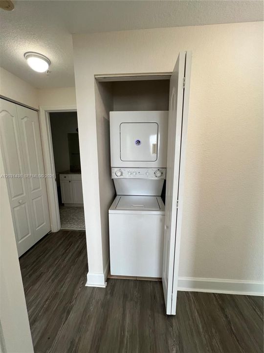 For Rent: $2,800 (2 beds, 1 baths, 842 Square Feet)