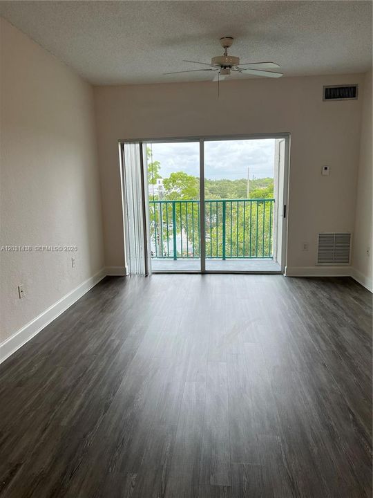 For Rent: $2,800 (2 beds, 1 baths, 842 Square Feet)