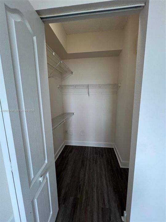 For Rent: $2,800 (2 beds, 1 baths, 842 Square Feet)