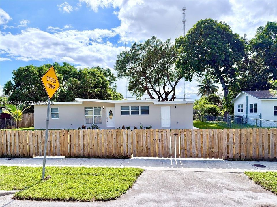 For Rent: $1,400 (1 beds, 1 baths, 1551 Square Feet)