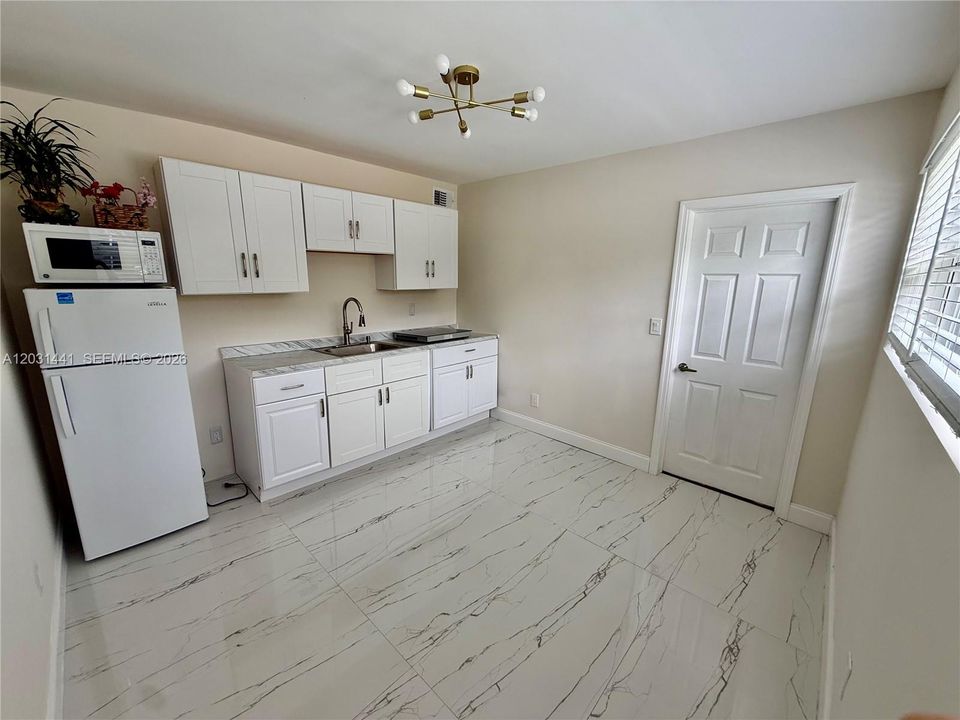 For Rent: $1,400 (1 beds, 1 baths, 1551 Square Feet)