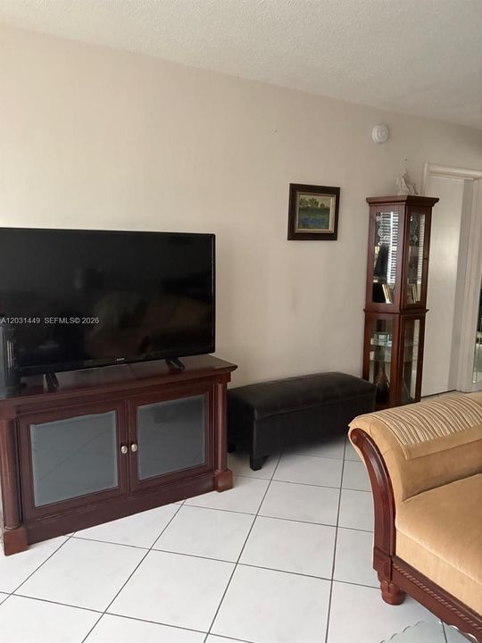 Active With Contract: $1,500 (1 beds, 1 baths, 770 Square Feet)