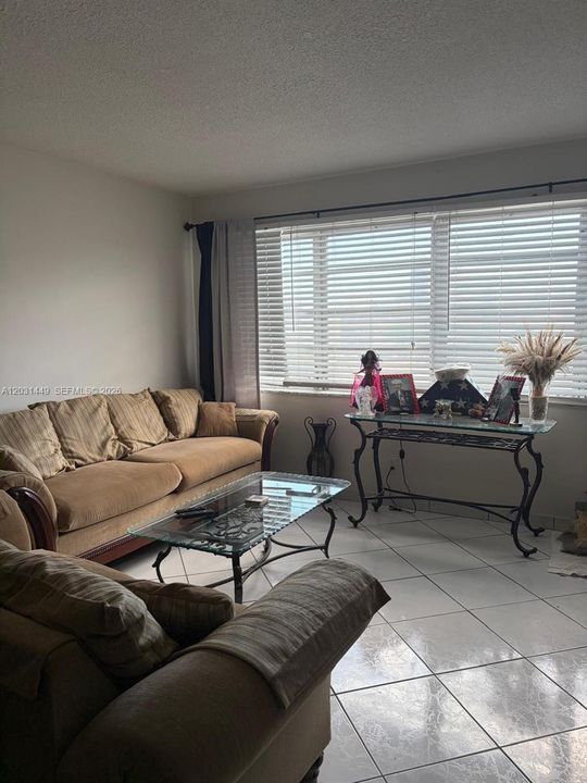 Active With Contract: $1,500 (1 beds, 1 baths, 770 Square Feet)
