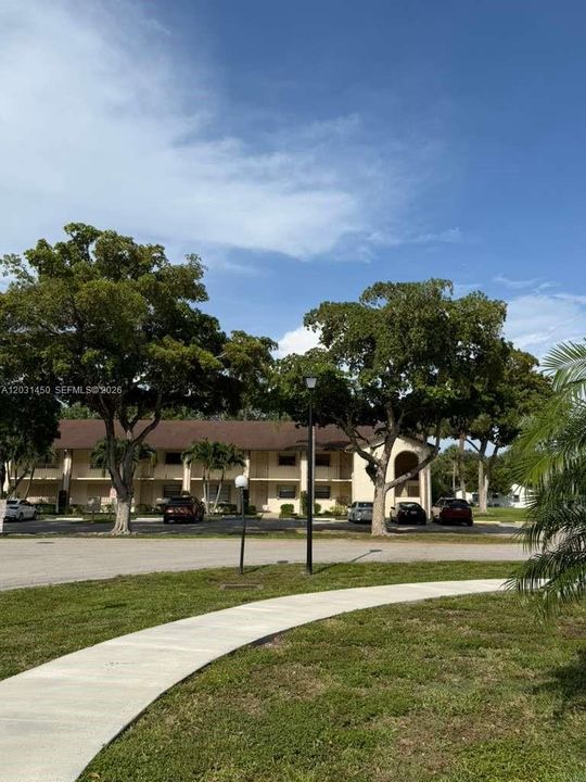 出租: $2,200 (2 贝兹, 2 浴室, 988 平方英尺)