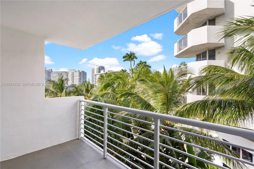 For Sale: $349,000 (1 beds, 1 baths, 700 Square Feet)