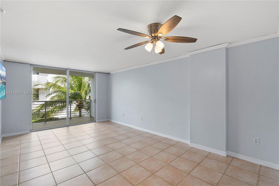 For Sale: $349,000 (1 beds, 1 baths, 700 Square Feet)