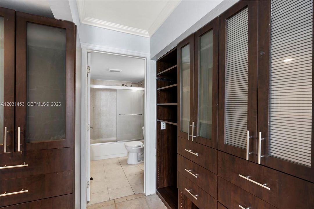 For Sale: $349,000 (1 beds, 1 baths, 700 Square Feet)