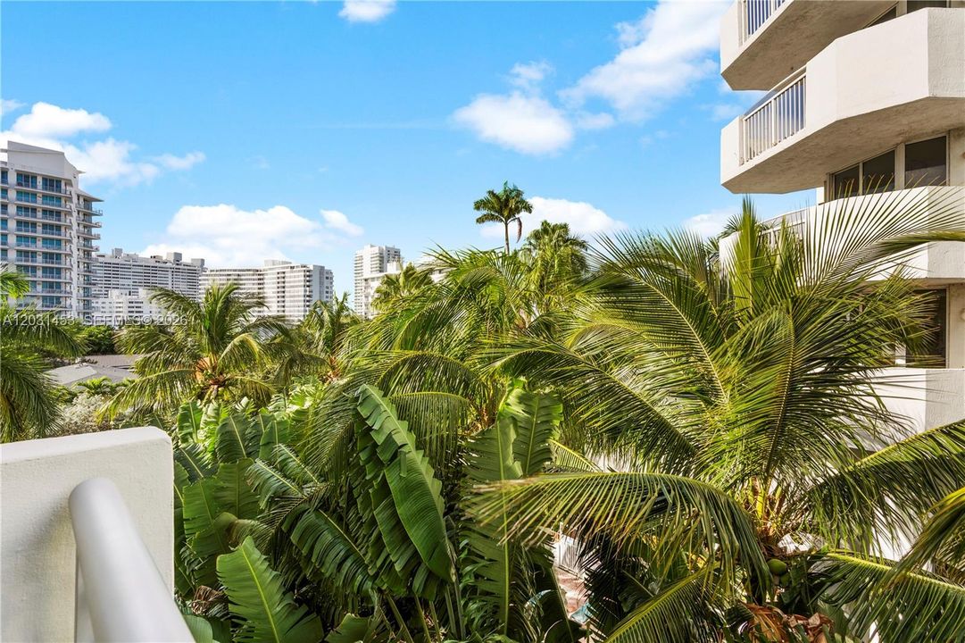 For Sale: $349,000 (1 beds, 1 baths, 700 Square Feet)