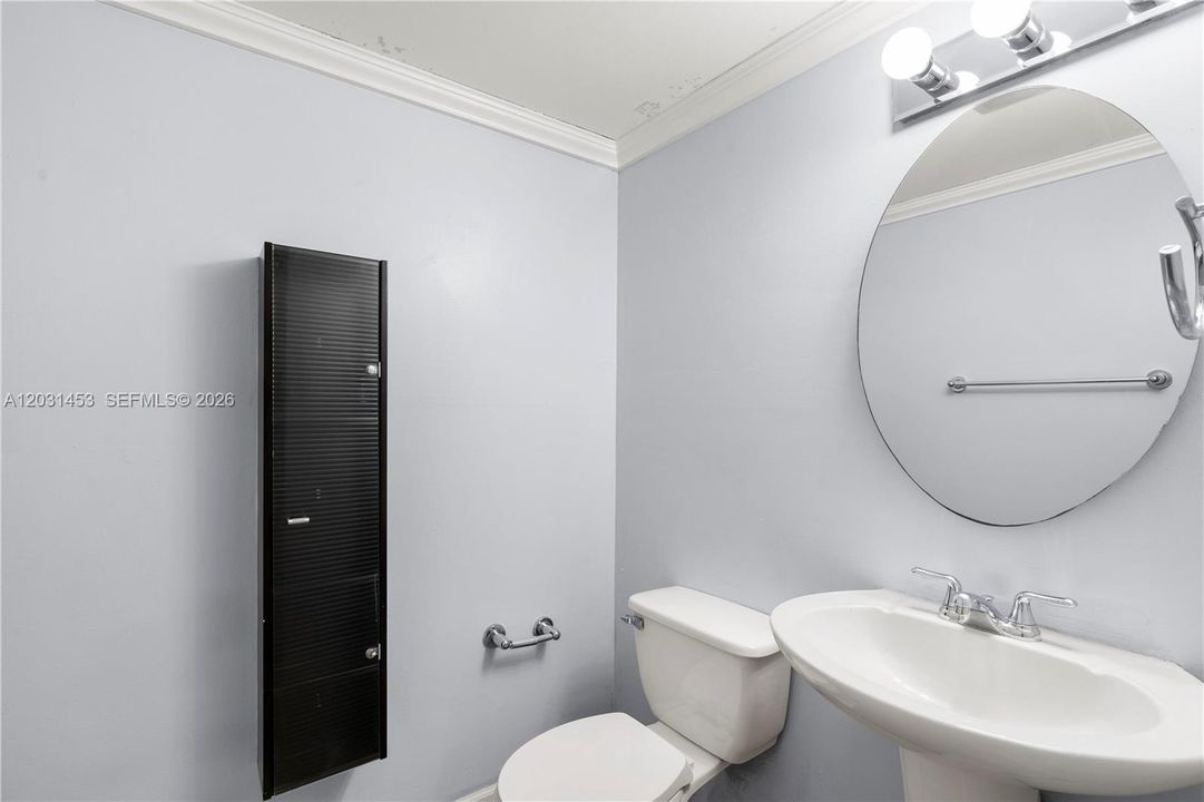 For Sale: $349,000 (1 beds, 1 baths, 700 Square Feet)