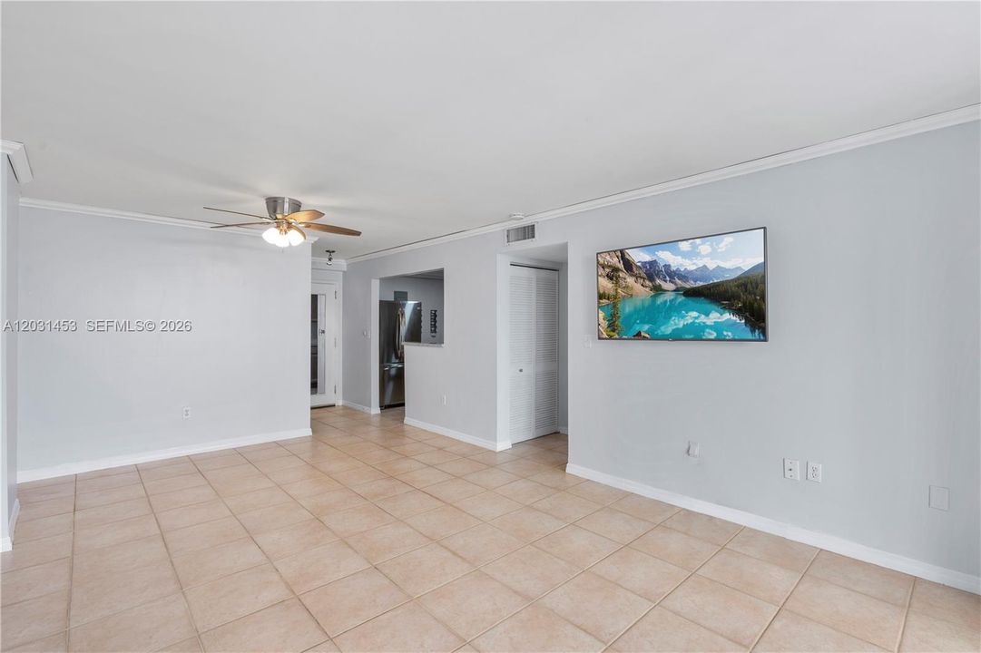 For Sale: $349,000 (1 beds, 1 baths, 700 Square Feet)