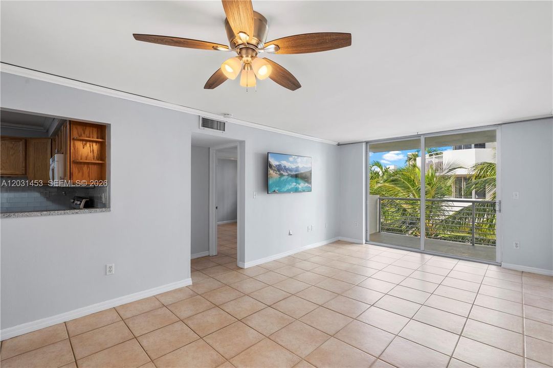 For Sale: $349,000 (1 beds, 1 baths, 700 Square Feet)