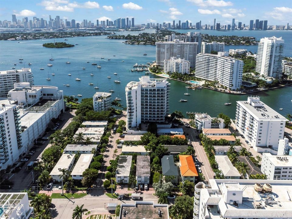 For Sale: $349,000 (1 beds, 1 baths, 700 Square Feet)